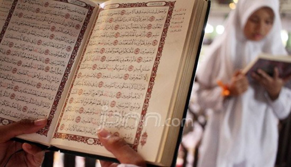 Peserta membaca Al-quran saat mengikuti Halaqoh Kubro Tahfidzul Quran ke-3 yang diselenggarakan oleh LDII di Jakarta Islamic Centre (JIC), Jakarta, Minggu (7/8). Kegiatan yang diikuti 4.000 anak ini, DPP LDII berharap dapat mencetak generasi yang memiliki pemahaman agama yang kuat dan generasi yang mencintai Al-quran. Foto : Ricardo/JPNN.com - JPNN.com