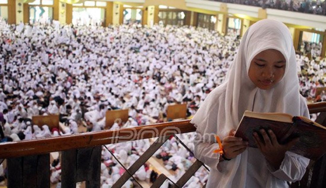 Peserta membaca Al-quran saat mengikuti Halaqoh Kubro Tahfidzul Quran ke-3 yang diselenggarakan oleh LDII di Jakarta Islamic Centre (JIC), Jakarta, Minggu (7/8). Kegiatan yang diikuti 4.000 anak ini, DPP LDII berharap dapat mencetak generasi yang memiliki pemahaman agama yang kuat dan generasi yang mencintai Al-quran. Foto : Ricardo/JPNN.com - JPNN.com