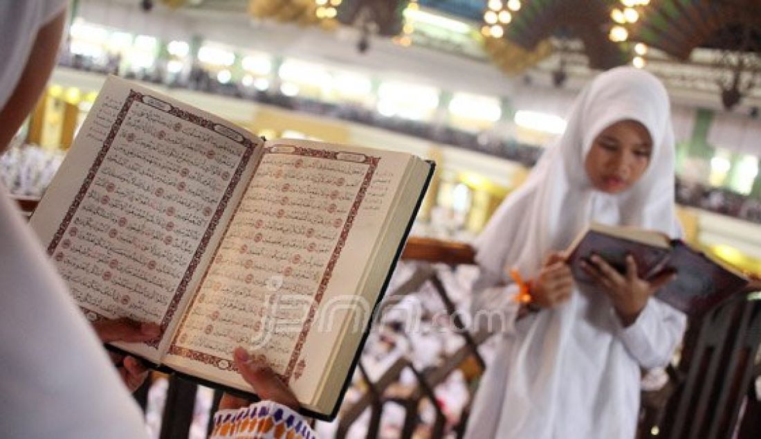 Peserta membaca Al-quran saat mengikuti Halaqoh Kubro Tahfidzul Quran ke-3 yang diselenggarakan oleh LDII di Jakarta Islamic Centre (JIC), Jakarta, Minggu (7/8). Kegiatan yang diikuti 4.000 anak ini, DPP LDII berharap dapat mencetak generasi yang memiliki pemahaman agama yang kuat dan generasi yang mencintai Al-quran. Foto : Ricardo/JPNN.com - JPNN.com