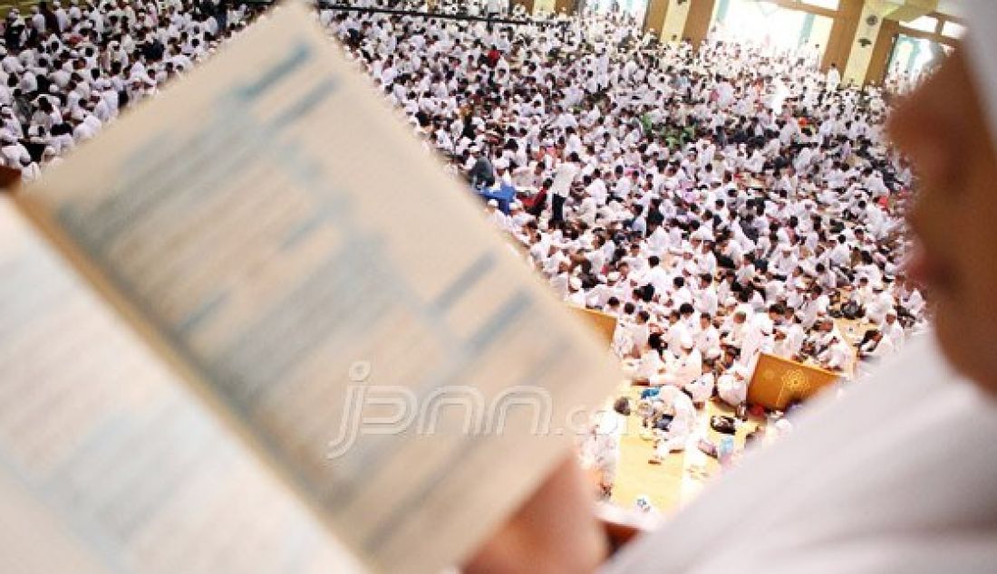 Peserta membaca Al-quran saat mengikuti Halaqoh Kubro Tahfidzul Quran ke-3 yang diselenggarakan oleh LDII di Jakarta Islamic Centre (JIC), Jakarta, Minggu (7/8). Kegiatan yang diikuti 4.000 anak ini, DPP LDII berharap dapat mencetak generasi yang memiliki pemahaman agama yang kuat dan generasi yang mencintai Al-quran. Foto : Ricardo/JPNN.com - JPNN.com