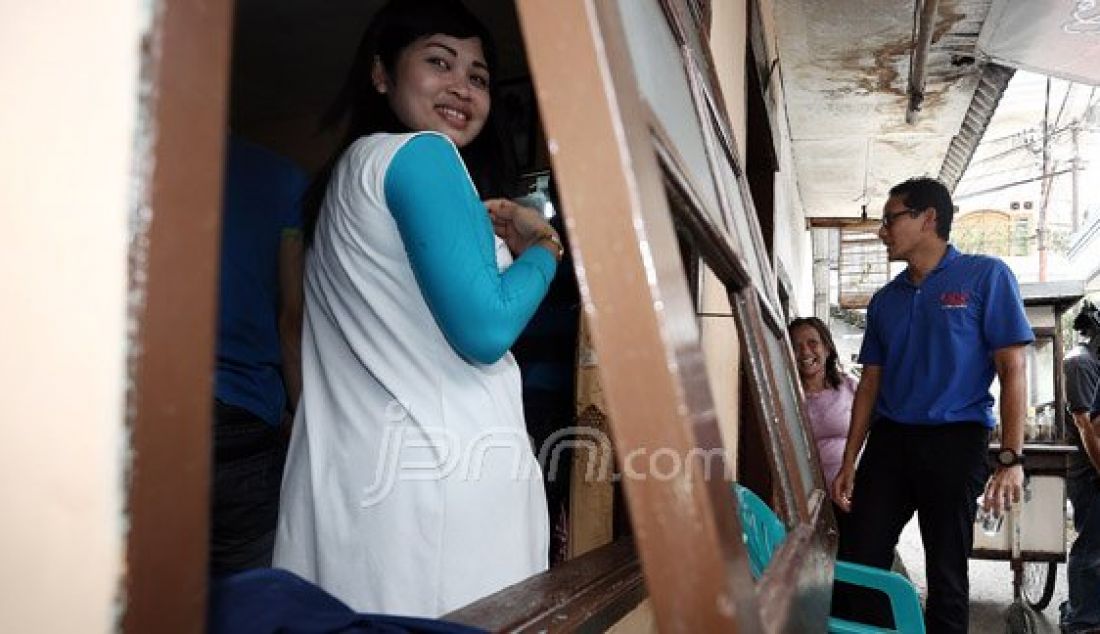 Bakal calon gubernur DKI Jakarta dari Partai Gerindra Sandiaga Uno mengunjungi warga Duri Kepa, Jakarta Barat, Minggu (7/8). Dia mengapresiasi kepada warga tersebut yang saling gotong royong dalam perbaikan jalan gang. Foto : Ricardo/JPNN.com - JPNN.com