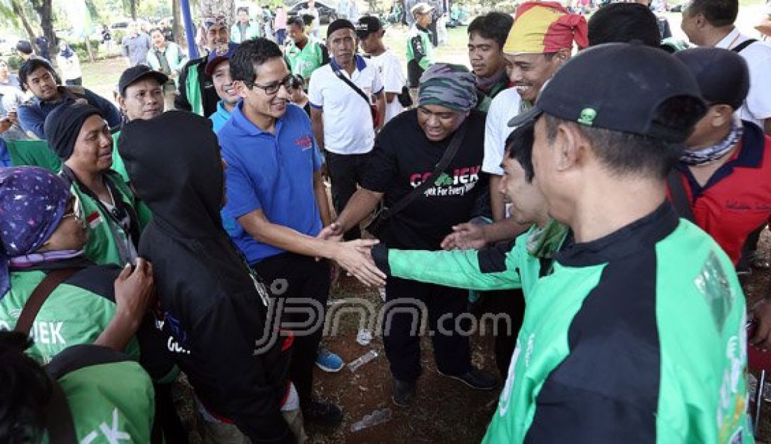 Bakal calon gubernur DKI Jakarta dari Partai Gerindra Sandiaga Uno menghadiri Halal bi Halal pengemudi Go-Jek Se-Jabodetabek di Bumi Perkemahan Ragunan, Jakarta Selatan, Minggu (7/8). Sandiaga S Uno melakukan sosialisasi program BPJS pada para pengemudi Go-Jek. Foto : Ricardo/JPNN.com - JPNN.com