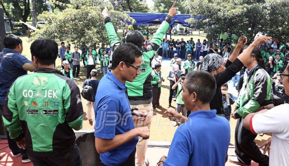 Bakal calon gubernur DKI Jakarta dari Partai Gerindra Sandiaga Uno menghadiri Halal bi Halal pengemudi Go-Jek Se-Jabodetabek di Bumi Perkemahan Ragunan, Jakarta Selatan, Minggu (7/8). Sandiaga S Uno melakukan sosialisasi program BPJS pada para pengemudi Go-Jek. Foto : Ricardo/JPNN.com - JPNN.com