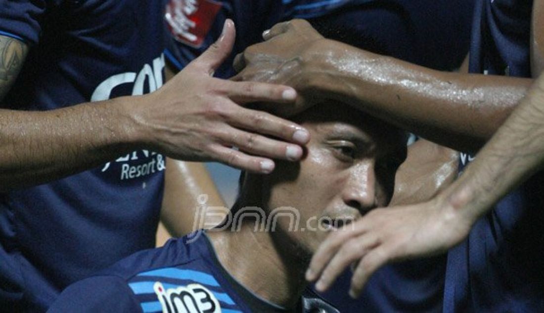 Arief suyono di kerubuti pemain Arema yang lain usai mencetak gol dalam pertandingan yang di menangkan arema 1-0 melawan bali united di stadion kanjuruhan malang, Minggu (7/8). Foto: Doli/Radar Malang - JPNN.com