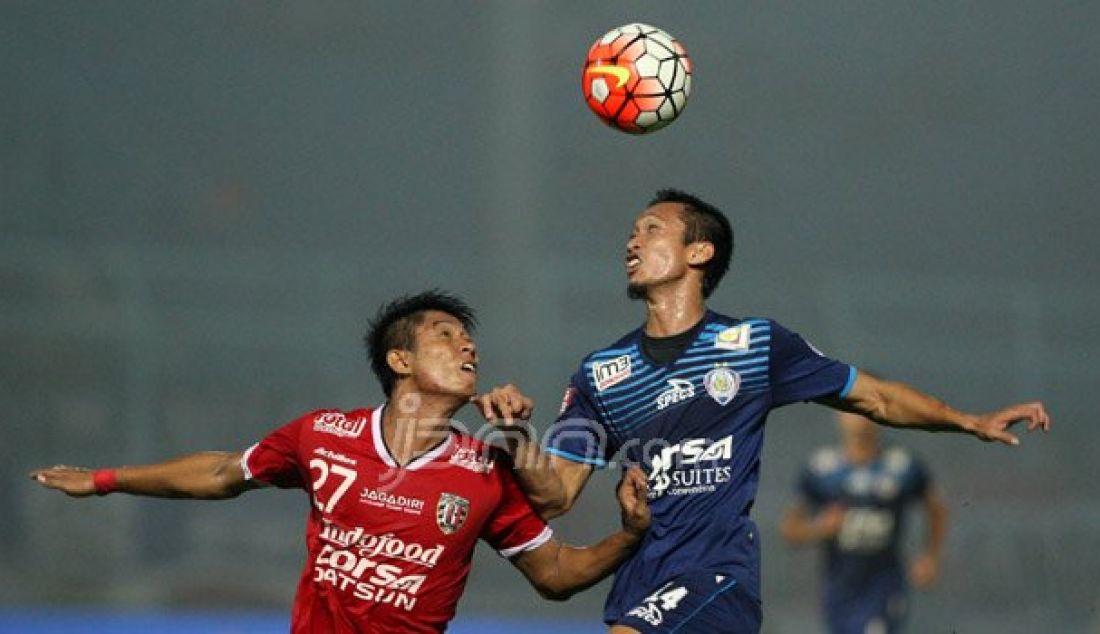(Kiri) Agus Nova Wiantara (Bali United) berduel dengan Arief suyono kanan (Arema) saat arema menang 1-0 di stadion kanjuruhan malang, Minggu (7/8). Foto: Doli/Radar Malang - JPNN.com