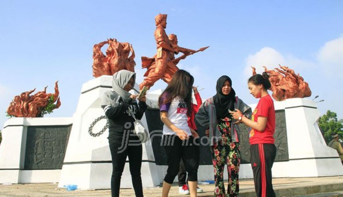 Bermain Pokemon Go di Kawasan Tugu Perjuangan di Jalan Diponegoro, Riau, Minggu (7/8). Kawasan Tugu Perjuangan dijadikan Pusat pertempuran para pemain Pokemon GO. Foto: Akhwan/Riau Pos - JPNN.com