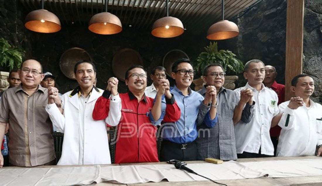 (Kiri) Ketua DPD Demokrat Nachrowi Ramli, Ketua DPW PKS Syakir Purnomo, Plt Ketua DPD PDI Perjuangan Bambang DH, Ketua DPW PAN Eko Patrio, Ketua DPD Gerindra DKI Jakarta M Taufik, Ketua DPW PPP Abdul Aziz dan Ketua DPW PKB Hasbiyallah Ilyas di Jakarta, Senin (8/8). Foto: Ricardo/JPNN.com - JPNN.com