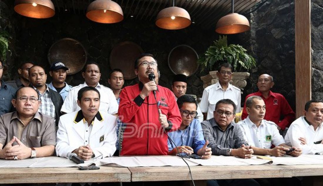 (Kiri) Ketua DPD Demokrat Nachrowi Ramli, Ketua DPW PKS Syakir Purnomo, Plt Ketua DPD PDI Perjuangan Bambang DH, Ketua DPW PAN Eko Patrio, Ketua DPD Gerindra DKI Jakarta M Taufik, Ketua DPW PPP Abdul Aziz dan Ketua DPW PKB Hasbiyallah Ilyas di Jakarta, Senin (8/8). Foto: Ricardo/JPNN.com - JPNN.com