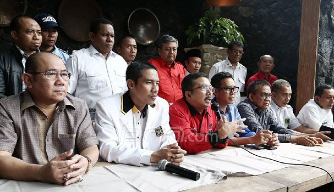 (Kiri) Ketua DPD Demokrat Nachrowi Ramli, Ketua DPW PKS Syakir Purnomo, Plt Ketua DPD PDI Perjuangan Bambang DH, Ketua DPW PAN Eko Patrio, Ketua DPD Gerindra DKI Jakarta M Taufik, Ketua DPW PPP Abdul Aziz dan Ketua DPW PKB Hasbiyallah Ilyas di Jakarta, Senin (8/8). Foto: Ricardo/JPNN.com - JPNN.com