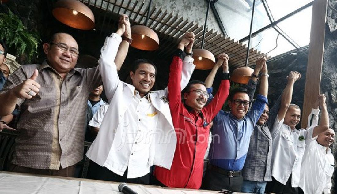 (Kiri) Ketua DPD Demokrat Nachrowi Ramli, Ketua DPW PKS Syakir Purnomo, Plt Ketua DPD PDI Perjuangan Bambang DH, Ketua DPW PAN Eko Patrio, Ketua DPD Gerindra DKI Jakarta M Taufik, Ketua DPW PPP Abdul Aziz dan Ketua DPW PKB Hasbiyallah Ilyas di Jakarta, Senin (8/8). Foto: Ricardo/JPNN.com - JPNN.com