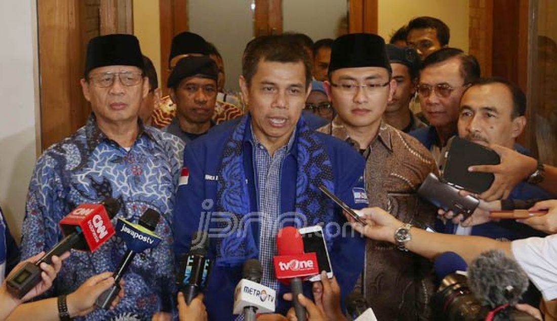 (Kiri) Calon Gubernur Banten Wahidin Halim dan Calon Wakil Gubernur Banten Andika Hazrumy saat Deklarasi Cagub dan Cawagub Banten di Kantor DPP Demokrat, Jakarta, Senin (8/8). Wahidin Halim dan Andika Hazrumy diusung Partai Demokrat, Golkar dan Hanura. Foto: Ricardo/JPNN.com - JPNN.com