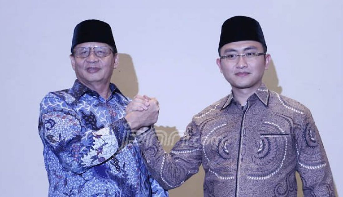 (Kiri) Calon Gubernur Banten Wahidin Halim dan Calon Wakil Gubernur Banten Andika Hazrumy saat Deklarasi Cagub dan Cawagub Banten di Kantor DPP Demokrat, Jakarta, Senin (8/8). Wahidin Halim dan Andika Hazrumy diusung Partai Demokrat, Golkar dan Hanura. Foto: Ricardo/JPNN.com - JPNN.com