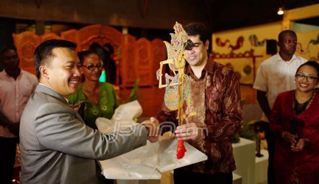 Menpora Imam Nahrawi saat serah terima cinderamata dengan Wakil Presiden Suriname Aswin Adhun usai acara peringatan 126 tahun kedatangan masyarakat jawa di Suriname, Senin (8/8) malam waktu setempat. Foto: Kabiro Humas dan Hukum Kemenpora - JPNN.com