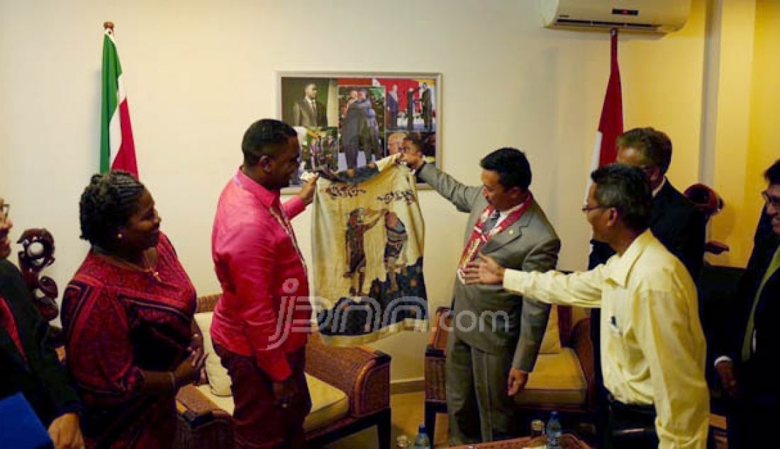 Menpora Imam Nahrawi saat serah terima cinderamata dengan Menpora Suriname, Faizal Abdul Ghafuer di Suriname, Senin (8/8) waktu setempat. Foto: Kabiro Humas dan Hukum Kemenpora - JPNN.com