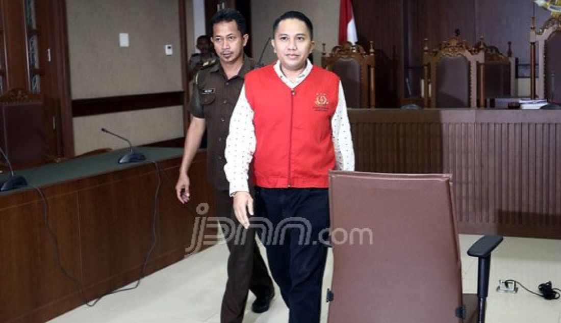 Terdakwa mantan anggota DPR Fanny Safriansyah alias Ivan Haz menghadiri sidang dengan agenda pembacaan amar putusan atas dirinya di PN Jakarta Pusat, Jakarta, Selasa (9/8). Dikarenakan jumlah majelis hakim tidak lengkap, sidang penganiayaan terhadap pembantu rumah tangga tersebut terpaksa ditunda dan akan digelar pada Kamis (11/9) mendatang. Foto : Ricardo/JPNN.com - JPNN.com