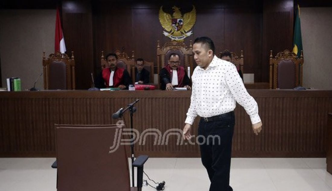 Terdakwa mantan anggota DPR Fanny Safriansyah alias Ivan Haz menghadiri sidang dengan agenda pembacaan amar putusan atas dirinya di PN Jakarta Pusat, Jakarta, Selasa (9/8). Dikarenakan jumlah majelis hakim tidak lengkap, sidang penganiayaan terhadap pembantu rumah tangga tersebut terpaksa ditunda dan akan digelar pada Kamis (11/9) mendatang. Foto : Ricardo/JPNN.com - JPNN.com