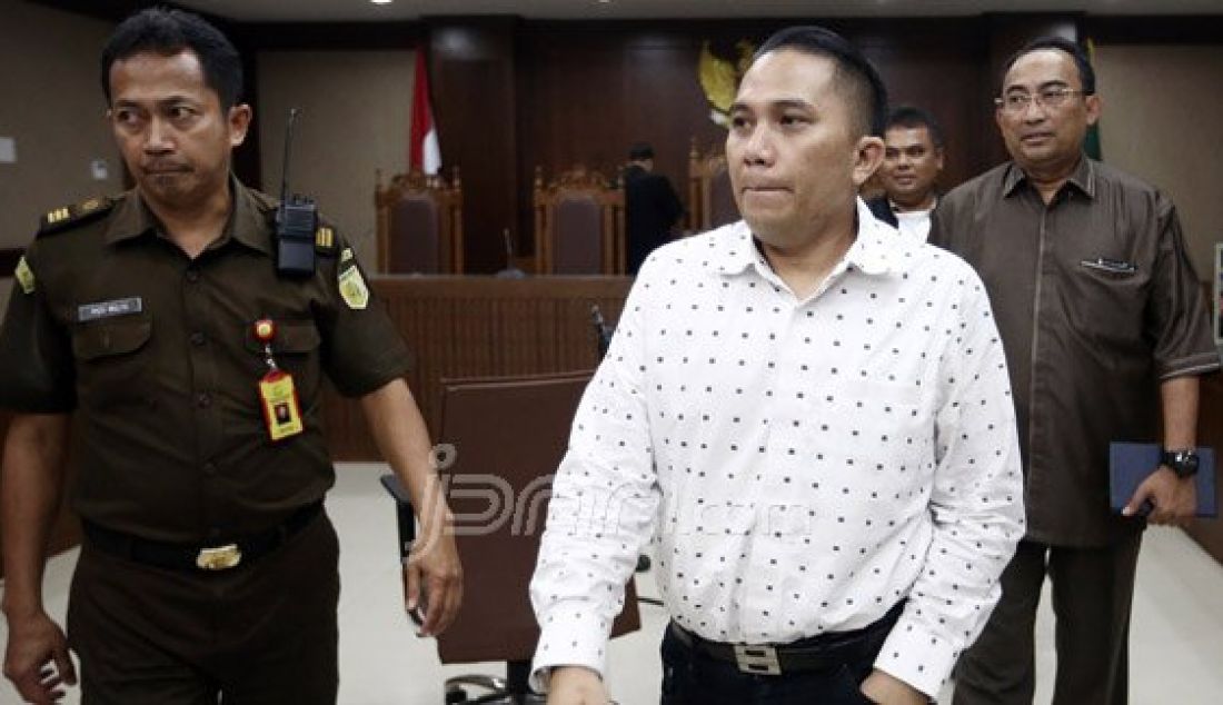 Terdakwa mantan anggota DPR Fanny Safriansyah alias Ivan Haz menghadiri sidang dengan agenda pembacaan amar putusan atas dirinya di PN Jakarta Pusat, Jakarta, Selasa (9/8). Dikarenakan jumlah majelis hakim tidak lengkap, sidang penganiayaan terhadap pembantu rumah tangga tersebut terpaksa ditunda dan akan digelar pada Kamis (11/9) mendatang. Foto : Ricardo/JPNN.com - JPNN.com