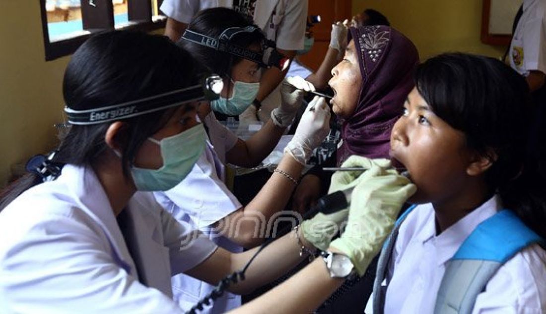 Seorang siswi sedang menjalankan perawatan gigi gratis yang diadakan oleh Formula dan FKG Trisakti, di SMPN 6 Pangkal Lalang Tanjung Pandan, Belitung (8/8). Acara ini merupakan bagian dari program sosial Formula untuk Indonesia yang bertujuan untuk menciptakan kesadaran masyarakat untuk merawat kesehatan gigi dan mulut. Foto : Ricardo/JPNN.com - JPNN.com