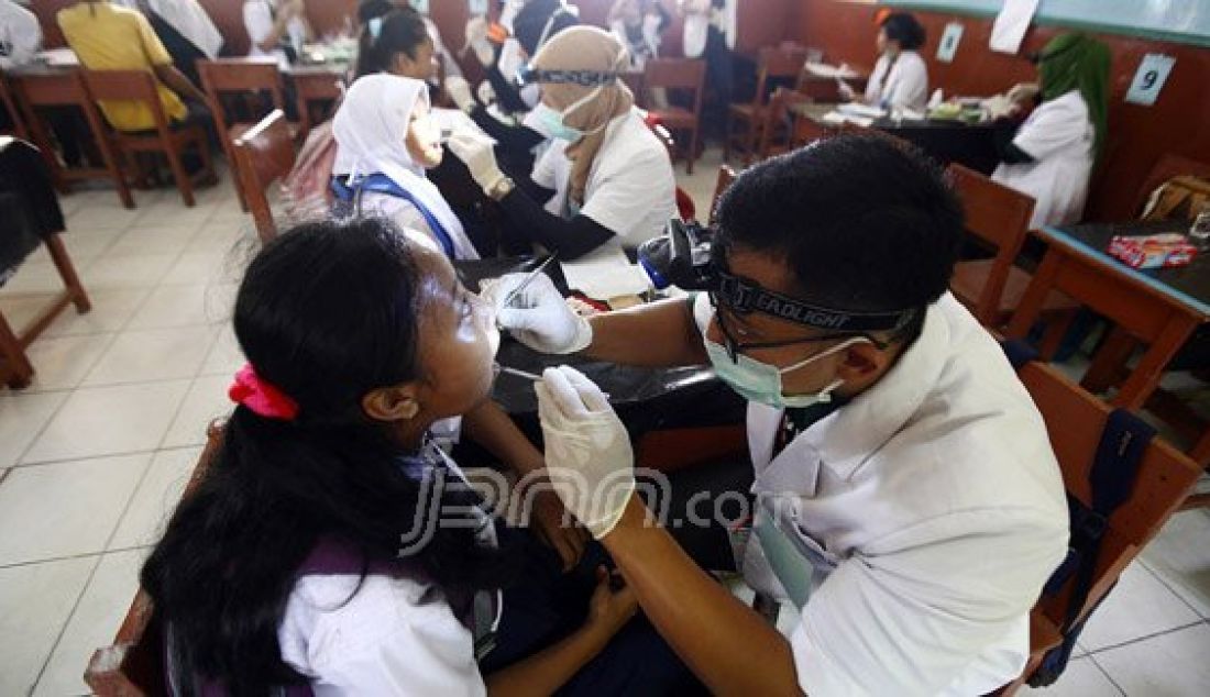 Seorang siswi sedang menjalankan perawatan gigi gratis yang diadakan oleh Formula dan FKG Trisakti, di SMPN 6 Pangkal Lalang Tanjung Pandan, Belitung (8/8). Acara ini merupakan bagian dari program sosial Formula untuk Indonesia yang bertujuan untuk menciptakan kesadaran masyarakat untuk merawat kesehatan gigi dan mulut. Foto : Ricardo/JPNN.com - JPNN.com