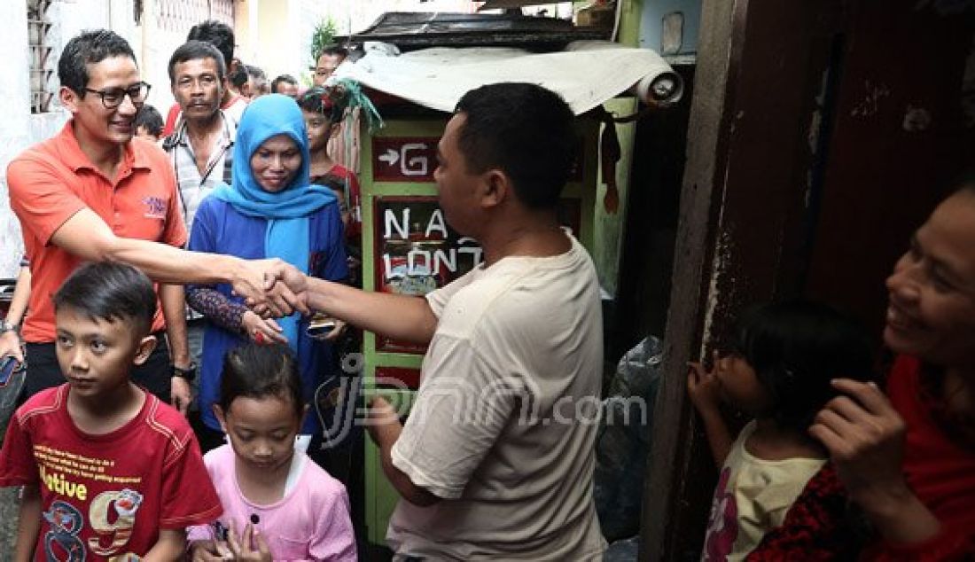 Warga Kali Anyar sambut kedatangan Bakal Calon Gubernur DKI Jakarta dari Partai Gerindra Sandiaga Uno, Jakarta Barat, Selasa (9/8). Mereka memimpikan sang pemimpin yang lebih peduli kepada kalangan bawah. Foto : Ricardo/JPNN.com - JPNN.com