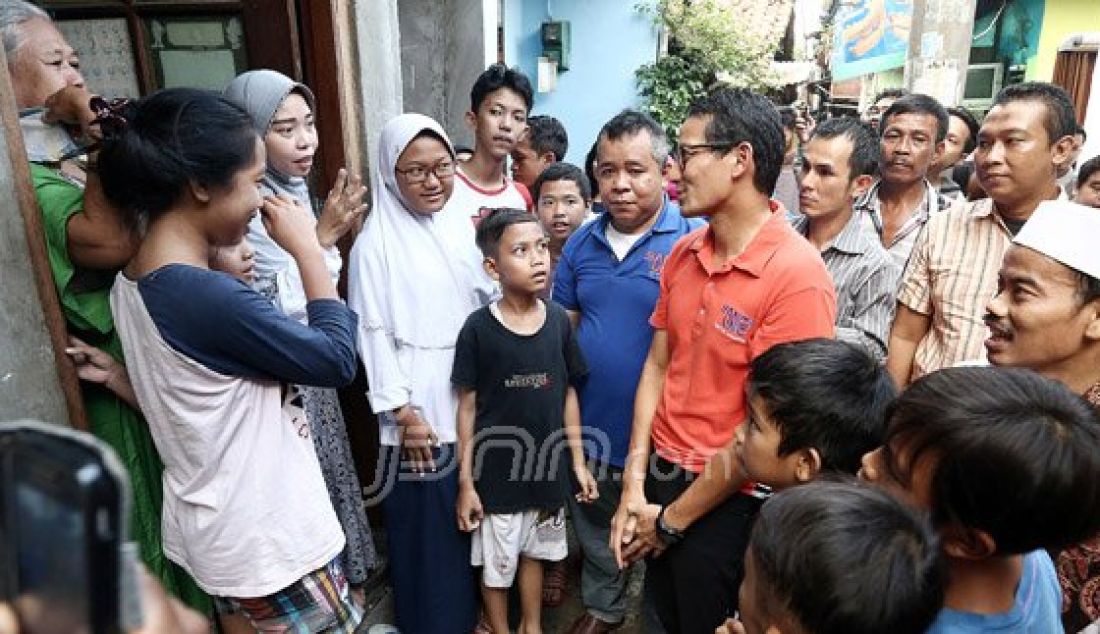 Warga Kali Anyar sambut kedatangan Bakal Calon Gubernur DKI Jakarta dari Partai Gerindra Sandiaga Uno, Jakarta Barat, Selasa (9/8). Mereka memimpikan sang pemimpin yang lebih peduli kepada kalangan bawah. Foto : Ricardo/JPNN.com - JPNN.com