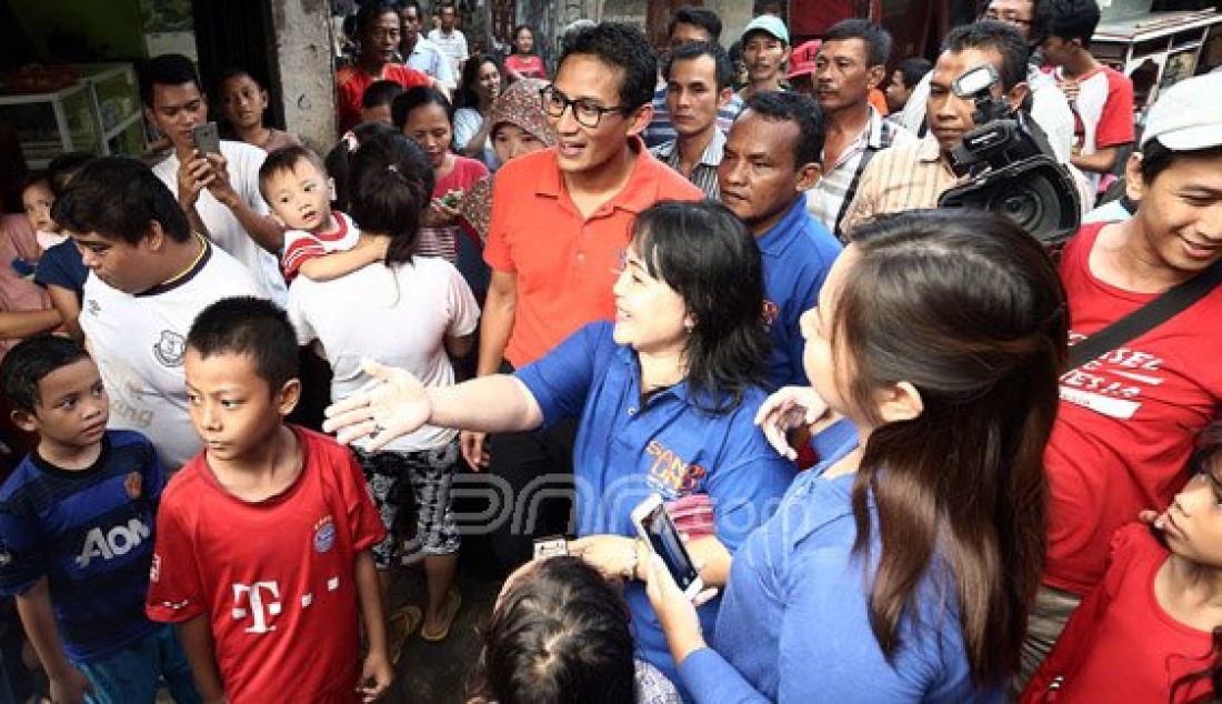 Warga Kali Anyar sambut kedatangan Bakal Calon Gubernur DKI Jakarta dari Partai Gerindra Sandiaga Uno, Jakarta Barat, Selasa (9/8). Mereka memimpikan sang pemimpin yang lebih peduli kepada kalangan bawah. Foto : Ricardo/JPNN.com - JPNN.com