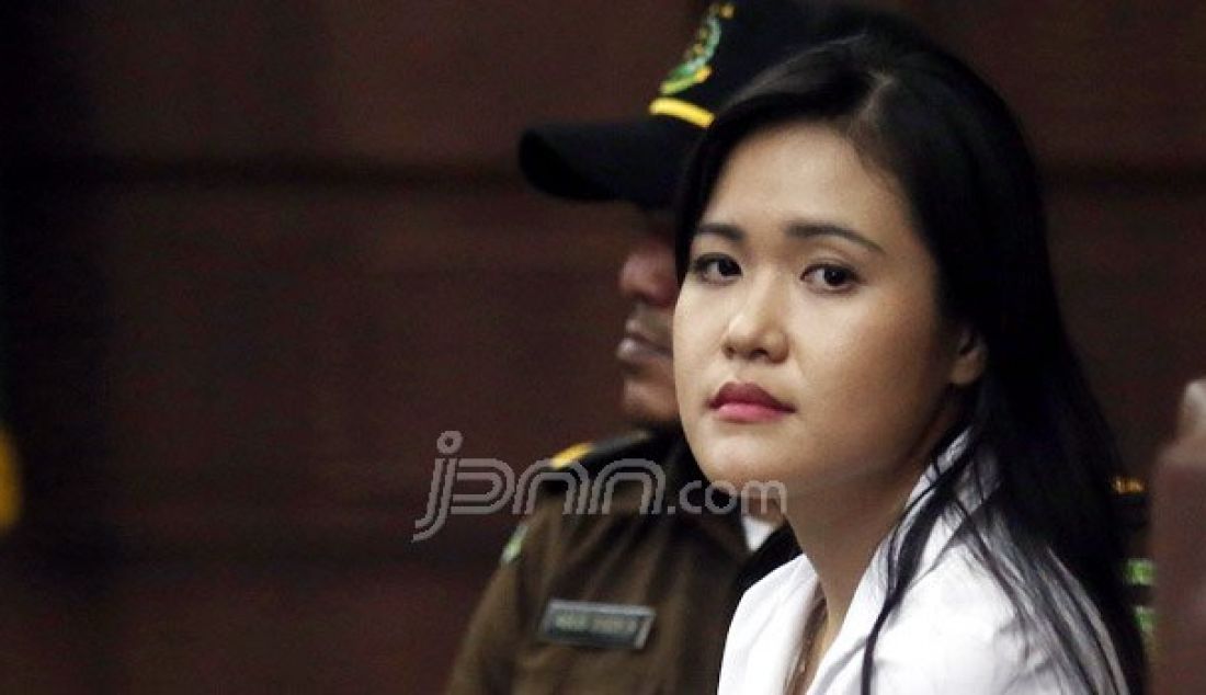 Terdakwa kasus pembunuhan berencana kepada teman kuliahnya, Wayan Mirna Salihin, Jessica Kumala Wongso menjalani sidang lanjutan di Pengadilan Negeri Jakarta Pusat, Jakarta, Rabu (10/8). Sidang tersebut mendengarkan keterangan saksi ahli. Foto: Ricardo/JPNN.com - JPNN.com