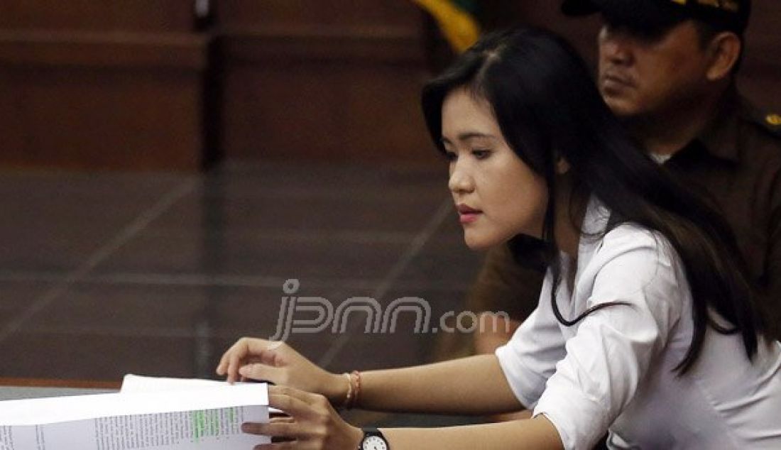 Terdakwa kasus pembunuhan berencana kepada teman kuliahnya, Wayan Mirna Salihin, Jessica Kumala Wongso menjalani sidang lanjutan di Pengadilan Negeri Jakarta Pusat, Jakarta, Rabu (10/8). Sidang tersebut mendengarkan keterangan saksi ahli. Foto: Ricardo/JPNN.com - JPNN.com