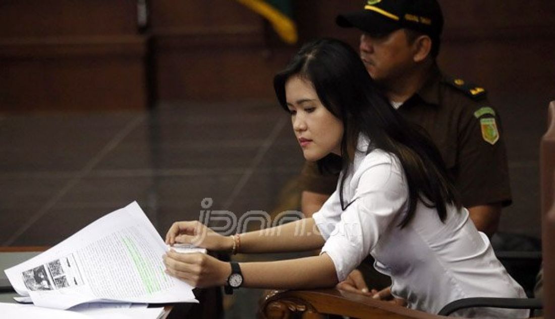 Terdakwa kasus pembunuhan berencana kepada teman kuliahnya, Wayan Mirna Salihin, Jessica Kumala Wongso menjalani sidang lanjutan di Pengadilan Negeri Jakarta Pusat, Jakarta, Rabu (10/8). Sidang tersebut mendengarkan keterangan saksi ahli. Foto: Ricardo/JPNN.com - JPNN.com