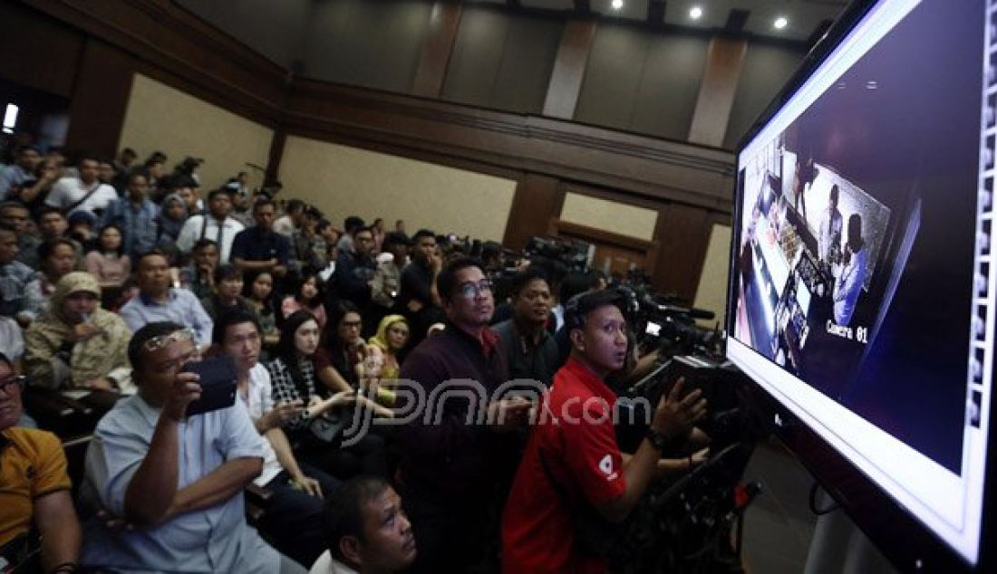 Saksi ahli di bidang Digital memberikan keterangan pada sidang kasus pembunuhan berencana Wayan Mirna Salihin yang diduga dilakukan oleh temannya, yakni Jessica Kumala Wongso di Pengadilan Negeri Jakarta Pusat, Jakarta, Rabu (10/8). Foto: Ricardo/JPNN.com - JPNN.com