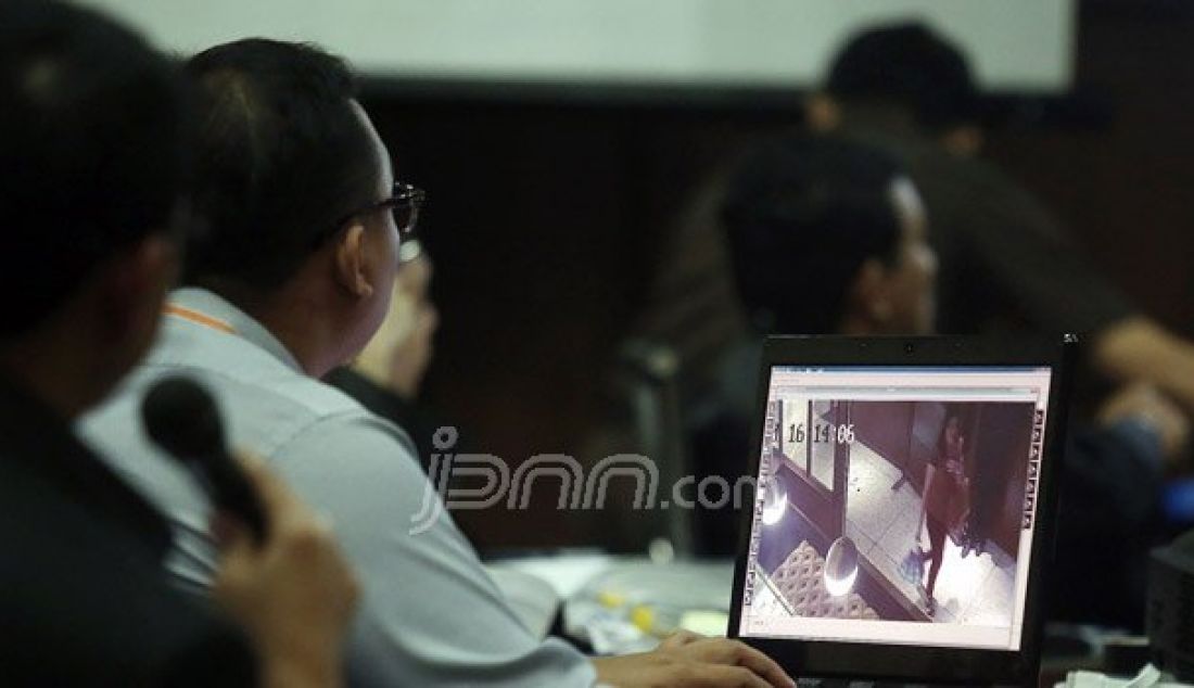 Saksi ahli di bidang Digital memberikan keterangan pada sidang kasus pembunuhan berencana Wayan Mirna Salihin yang diduga dilakukan oleh temannya, yakni Jessica Kumala Wongso di Pengadilan Negeri Jakarta Pusat, Jakarta, Rabu (10/8). Foto: Ricardo/JPNN.com - JPNN.com