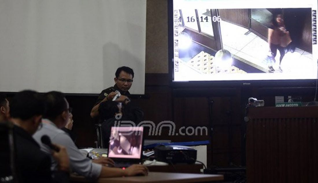 Saksi ahli di bidang Digital memberikan keterangan pada sidang kasus pembunuhan berencana Wayan Mirna Salihin yang diduga dilakukan oleh temannya, yakni Jessica Kumala Wongso di Pengadilan Negeri Jakarta Pusat, Jakarta, Rabu (10/8). Foto: Ricardo/JPNN.com - JPNN.com