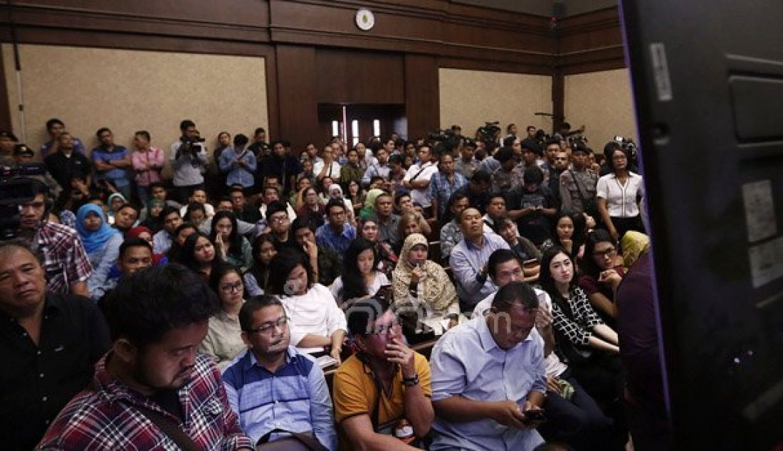 Saksi ahli di bidang Digital memberikan keterangan pada sidang kasus pembunuhan berencana Wayan Mirna Salihin yang diduga dilakukan oleh temannya, yakni Jessica Kumala Wongso di Pengadilan Negeri Jakarta Pusat, Jakarta, Rabu (10/8). Foto: Ricardo/JPNN.com - JPNN.com