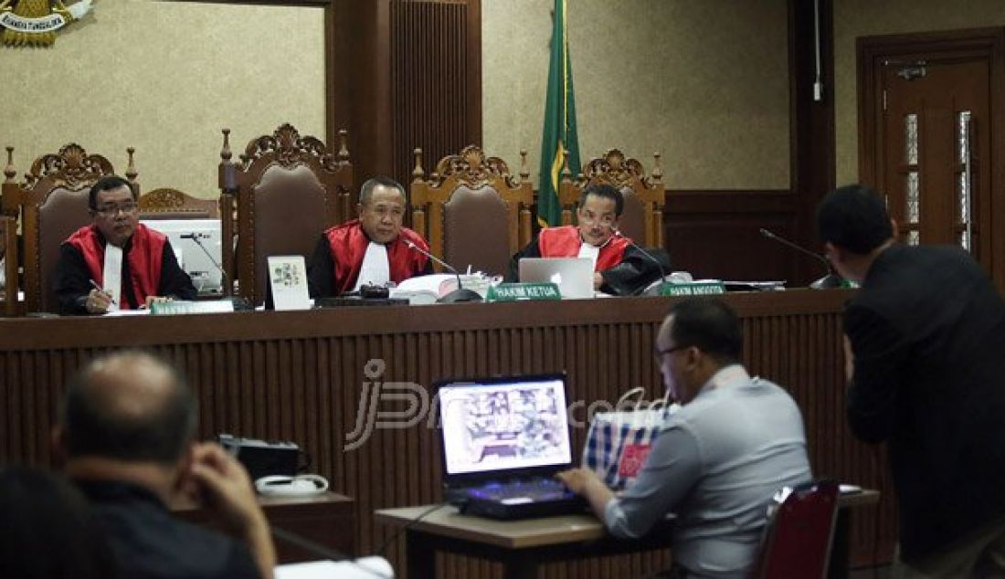 Saksi ahli di bidang Digital memberikan keterangan pada sidang kasus pembunuhan berencana Wayan Mirna Salihin yang diduga dilakukan oleh temannya, yakni Jessica Kumala Wongso di Pengadilan Negeri Jakarta Pusat, Jakarta, Rabu (10/8). Foto: Ricardo/JPNN.com - JPNN.com