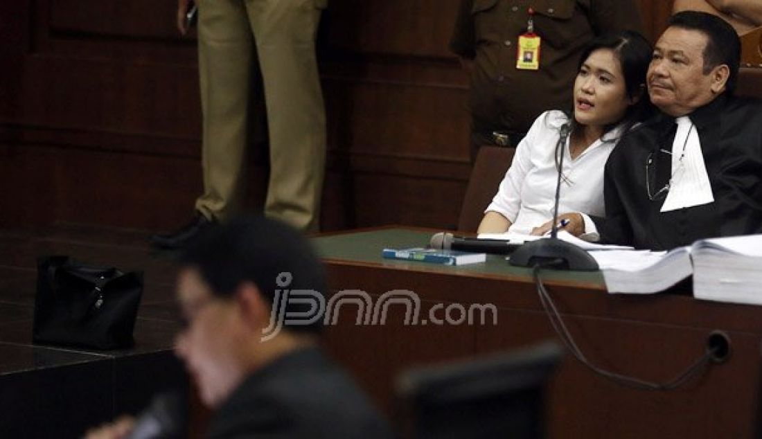 Terdakwa kasus pembunuhan berencana kepada teman kuliahnya, Wayan Mirna Salihin, Jessica Kumala Wongso menjalani sidang lanjutan di Pengadilan Negeri Jakarta Pusat, Jakarta, Rabu (10/8). Sidang tersebut mendengarkan keterangan saksi ahli. Foto: Ricardo/JPNN.com - JPNN.com