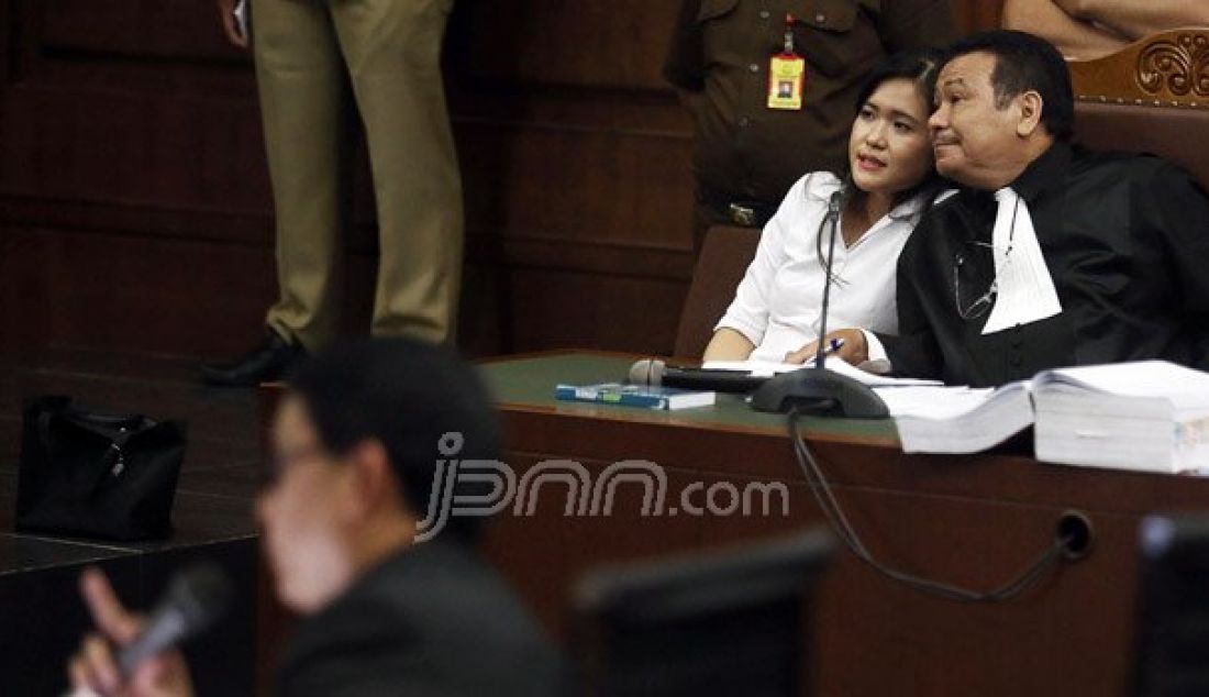 Terdakwa kasus pembunuhan berencana kepada teman kuliahnya, Wayan Mirna Salihin, Jessica Kumala Wongso menjalani sidang lanjutan di Pengadilan Negeri Jakarta Pusat, Jakarta, Rabu (10/8). Sidang tersebut mendengarkan keterangan saksi ahli. Foto: Ricardo/JPNN.com - JPNN.com