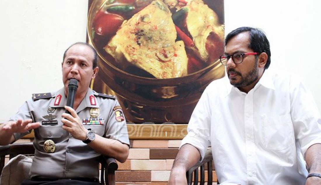 Kadiv Humas Mabes Polri Irjen Boy Rafli Amar, bersama Koordinator Kontras, Haris Azhar, memberikan pernyataan menyikapi tulisan atau kesaksian Alm Freddy Budiman, Jakarta, Rabu (10/8). Polri akan membentuk tim investigasi terkait keterlibatan oknum polri. Foto: Ricardo/JPNN.com - JPNN.com