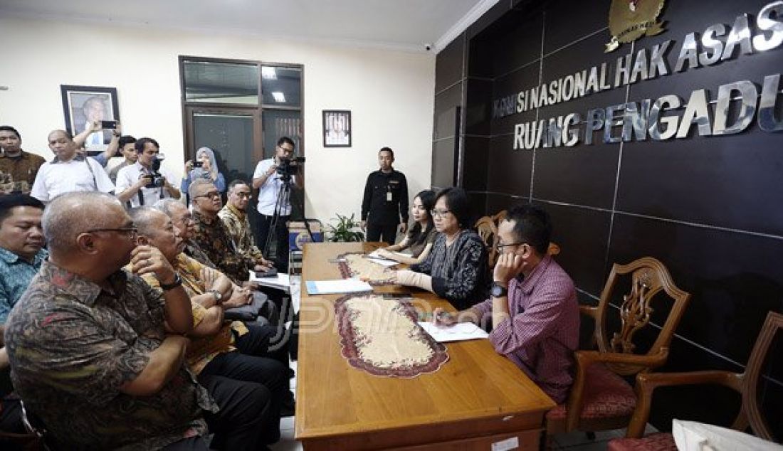 Civitas akademika Universitas Trisakti (Usakti), diwakili Pimpinan Universitas, Dosen dan Karyawan mengadukan Menristek Dikti M. Nasir kepada Komnas HAM karena telah memblokir Pangkalan Data Usakti sehingga mengganggu proses belajar mengajar, Jakarta, Rabu (10/8). Foto: Ricardo/JPNN.com - JPNN.com