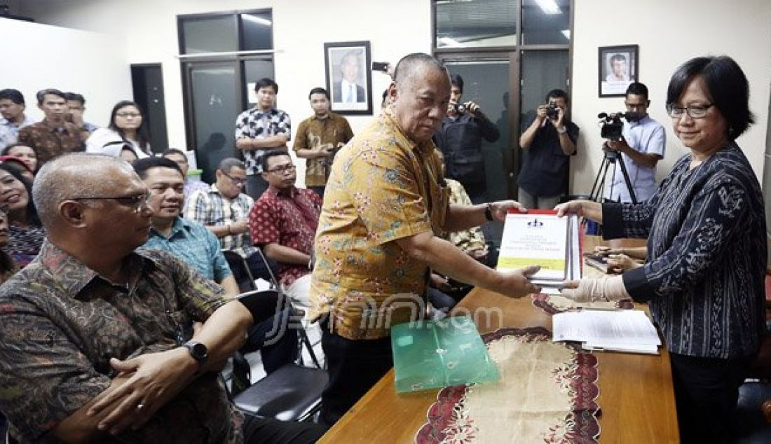 Civitas akademika Universitas Trisakti (Usakti), diwakili Pimpinan Universitas, Dosen dan Karyawan mengadukan Menristek Dikti M. Nasir kepada Komnas HAM karena telah memblokir Pangkalan Data Usakti sehingga mengganggu proses belajar mengajar, Jakarta, Rabu (10/8). Foto: Ricardo/JPNN.com - JPNN.com