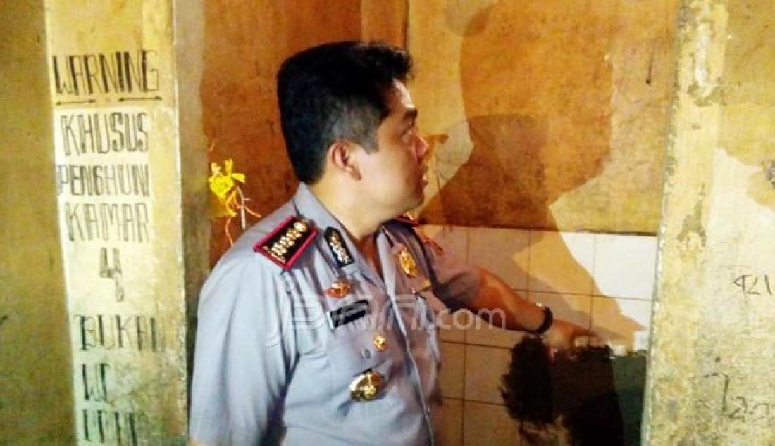 TINJAU: Kapolresta Pekanbaru, Kombes Pol Tonny Hermawan saat meninjau langsung tempat nara pidana ingin membobol dinding kamar mandi polresta Pekanbaru, Rabu (10/8). Foto: Sakiman/Riau Pos - JPNN.com