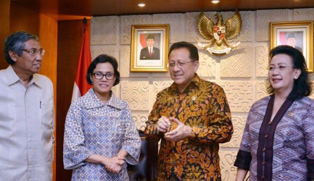 Menteri Keuangan (Menkeu) Sri Mulyani Indrawati menemui Ketua DPD RI Ketua DPD RI Irman Gusman, Senayan, Jakarta, Rabu (10/8).Pertemuan membahas pemotongan anggaran pada lembaga yang sebelumnya dikenal sebagai utusan daerah tersebut. Foto: Charlie/Indopos - JPNN.com