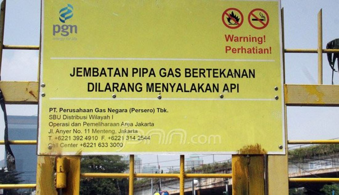 Petugas Perusahaan Gas Negara (PGN) melakukan perawatan rutin dan pengecatan terhadap pipa gas yang melintasi Kanal Banjir Barat (KBB) di wilayah Karet Bivak, Jakarta, Kamis (11/8). PGN menargetkan satu juta sambungan distribusi gas rumah tangga yang dimulai pada tahun ini. Foto: Ricardo/JPNN.com - JPNN.com