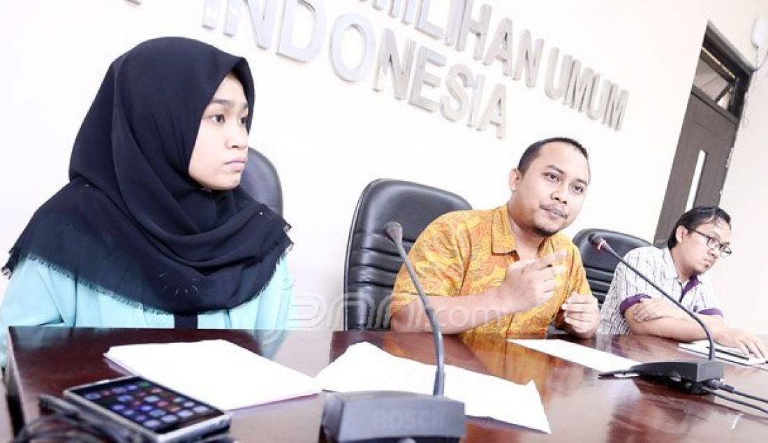 Ketua Konstitusi dan Demokrasi (KoDe) Inisiatif, Veri Junaedi (tengah) dan peneliti Kode Inisiatif Adeline (kiri) menjadi pembicara pada diskusi bertema Cuti Kampanye Petahana di Media Center Bawaslu, Jakarta, Kamis (11/8). Foto : Ricardo/JPNN.com - JPNN.com