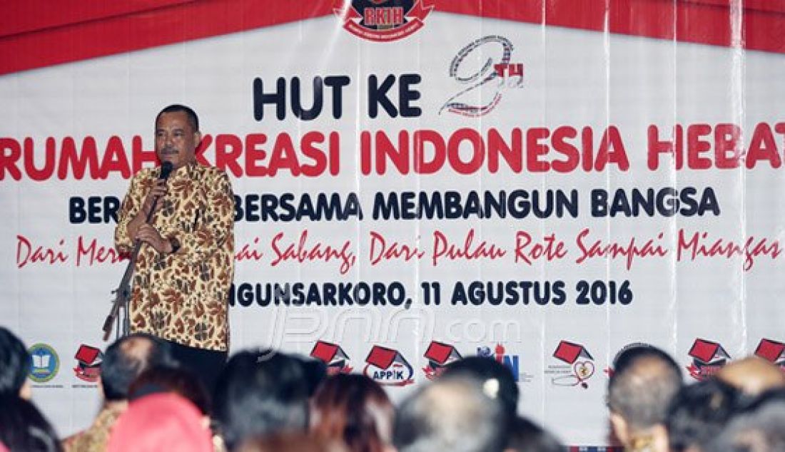 Ketua Rumah Kreasi Indonesia Hebat (RKIH) Kris Budihardjo (kedua kiri), Mantan Menko Polhukam Tedjo Edi Purjianto (ketiga kiri), Kadiv Humas Polri Irjen Pol Boy Rafli (ketiga kanan) dan Anggota DPR dari Frkasi PKB Maman Imanulhaq (kedua kanan) saat menghadiri acara HUT ke 2 Rumah Kreasi Indonesia Hebat di Jakarta, Kamis (11/8). RKIH akan menggelar acara pada tanggal 13-14 Agustus mendatang di Parkir Selatan Gelora Bung Karno dengan mengusung tema Masyarakat dan Polri Bersatu Melawan Narkoba. Foto : Ricardo/JPNN.com - JPNN.com