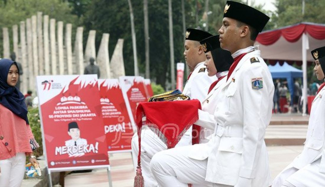 Peserta melakukan pemantapan paskibraka menjelang tampil pada Lomba Paskibraka, Jakarta, Sabtu (13/8). PDIP mengadakan lomba tersebut dalam rangka HUT RI ke 71. Foto: Ricardo/JPNN.com - JPNN.com