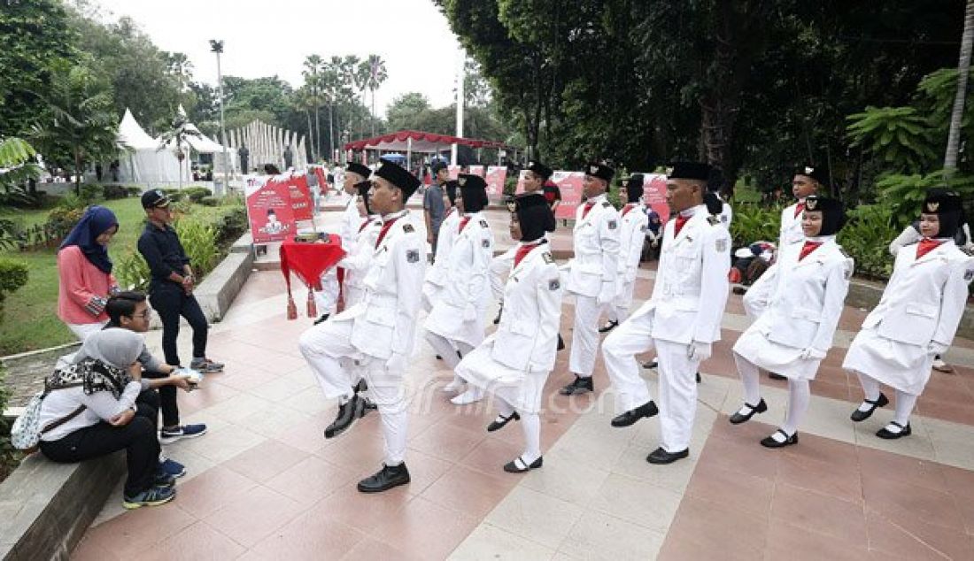 Peserta melakukan pemantapan paskibraka menjelang tampil pada Lomba Paskibraka, Jakarta, Sabtu (13/8). PDIP mengadakan lomba tersebut dalam rangka HUT RI ke 71. Foto: Ricardo/JPNN.com - JPNN.com