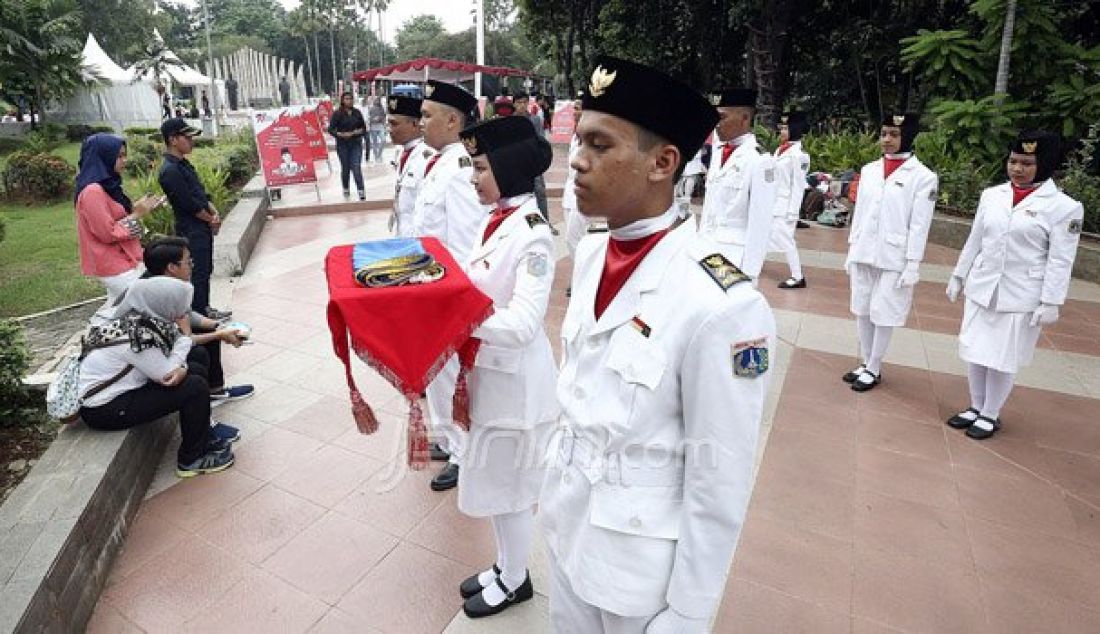 Peserta melakukan pemantapan paskibraka menjelang tampil pada Lomba Paskibraka, Jakarta, Sabtu (13/8). PDIP mengadakan lomba tersebut dalam rangka HUT RI ke 71. Foto: Ricardo/JPNN.com - JPNN.com