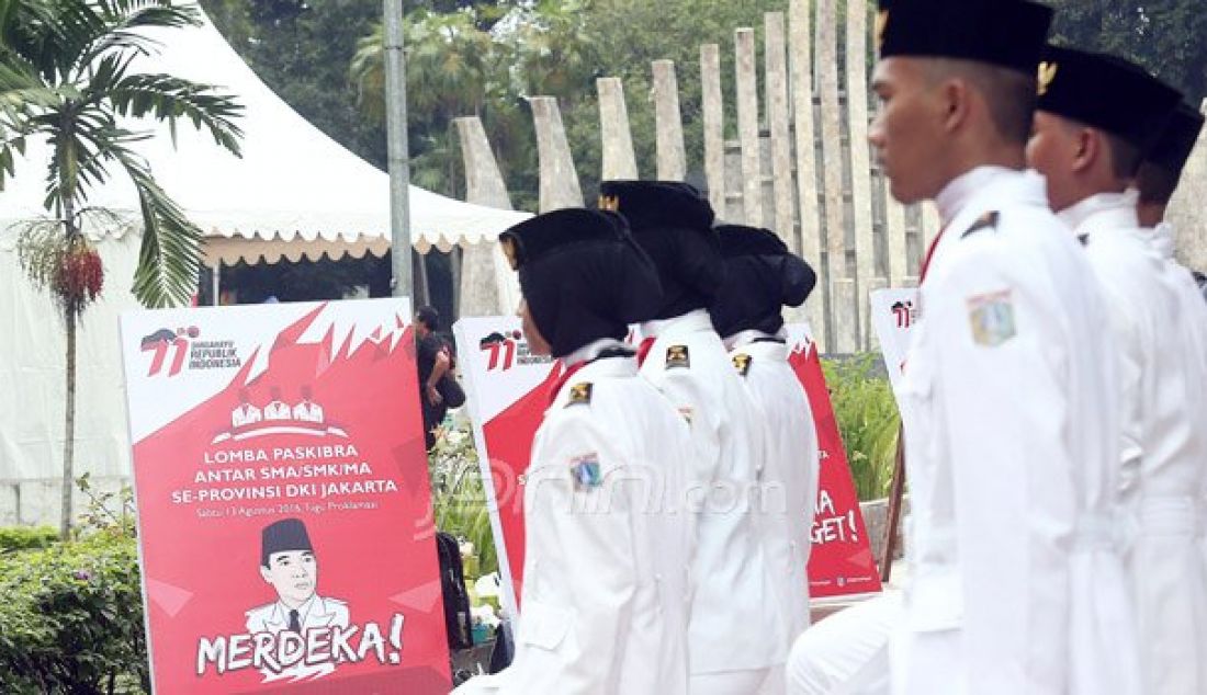 Peserta melakukan pemantapan paskibraka menjelang tampil pada Lomba Paskibraka, Jakarta, Sabtu (13/8). PDIP mengadakan lomba tersebut dalam rangka HUT RI ke 71. Foto: Ricardo/JPNN.com - JPNN.com