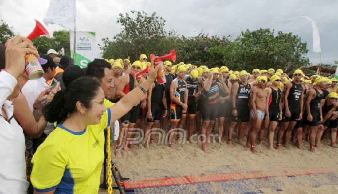 Country General Manager Herbalife Indonesia Andam Dewi melepas peserta Herbalife Bali International Triathlon 2016 di Sanur, Bali, Minggu (14/8). Herbalife Bali International Triathlon ke-9 tahun 2016, diikuti 1.700 peserta dari 26 negara. Foto: Adrianto/Indopos - JPNN.com