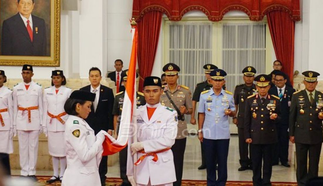 Pengukuhan Pasukan Pengibar Bendera Pusaka (Paskibraka) HUT Kemerdekaan RI ke 71 oleh Presiden Joko Widodo di Istana Negara, Jakarta, Senin (15/8). Foto: Natalia/JPNN.com - JPNN.com